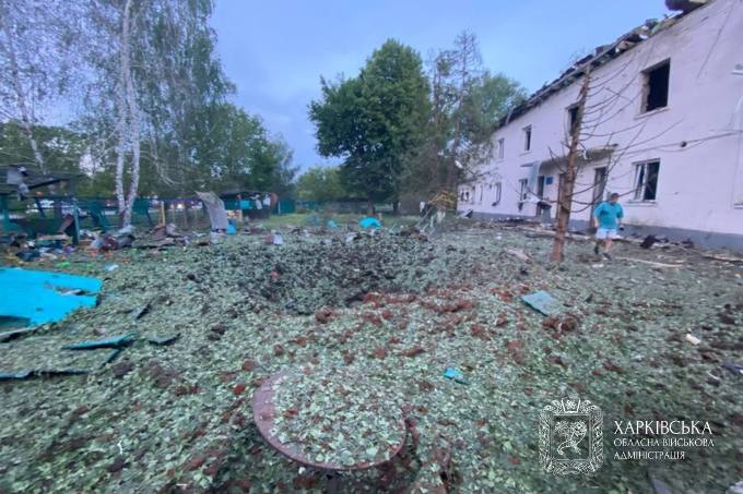 Ворожий удар по одному з мікрорайонів Чугуєва призвів до поранень у цивільних, серед постраждалих — 14-річна дитина.